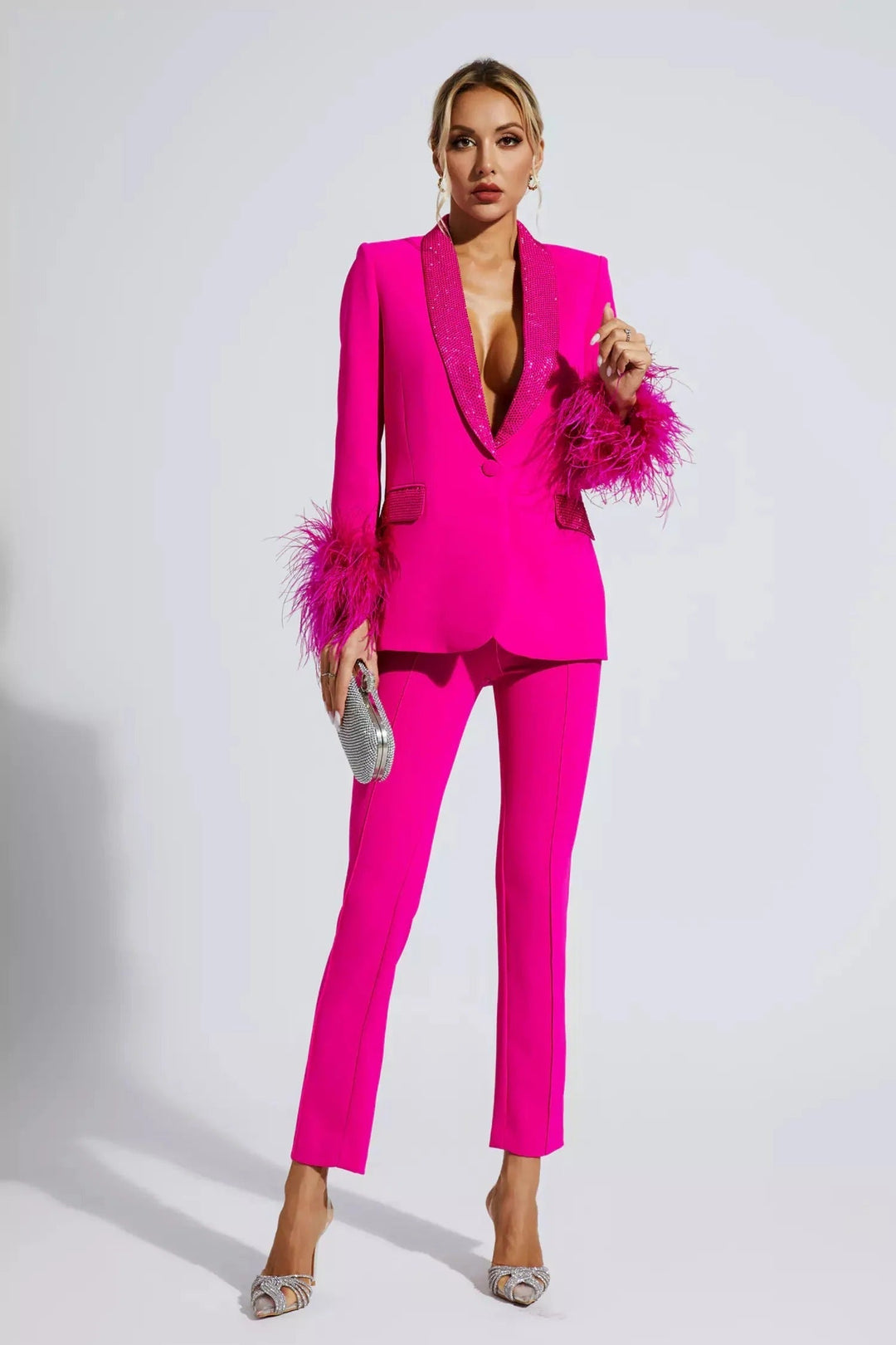 Elegante dames blazer set met sprankelende diamanten en chique veeraccenten, perfect voor galagelegenheden.