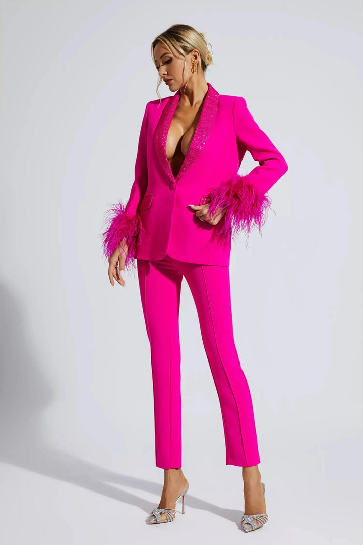 Close-up van de luxe blazer set: schitterende diamanten en delicate veerdetails sieren de mouwen en revers.