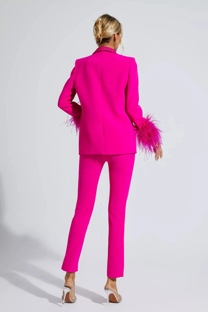 Chique dames blazer set met diamanten en veren, gedragen door model voor feestelijke of speciale gelegenheid.