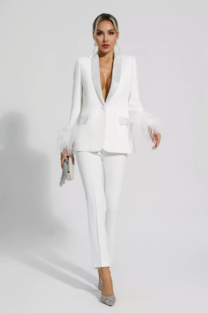 Exclusieve feestelijke dames set: glinsterende diamanten blazer en broek met stijlvolle veerdetails voor een unieke look.