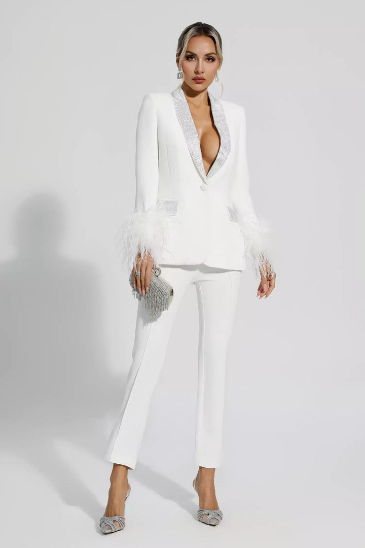 Complete elegante dames blazer set met diamanten en veren, ideaal voor chique avonden en galakleding.
