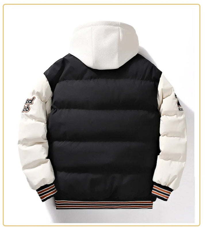 Heren winterjas in varsity-stijl met capuchon, gezien vanaf de achterkant. Modieuze en functionele bovenkleding.