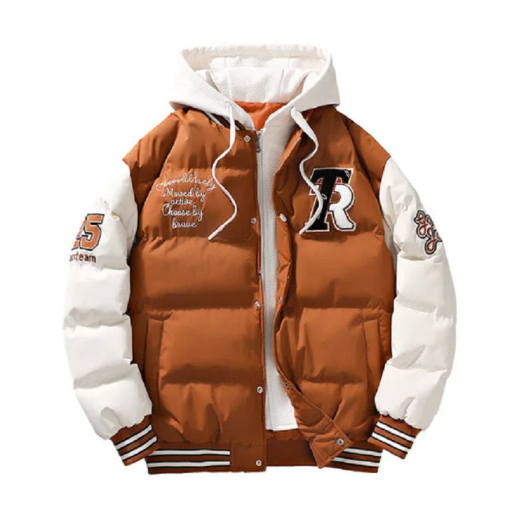 Detail van de zachte capuchon en hoge kraag van deze heren winterjas. Biedt extra warmte en bescherming tegen kou.