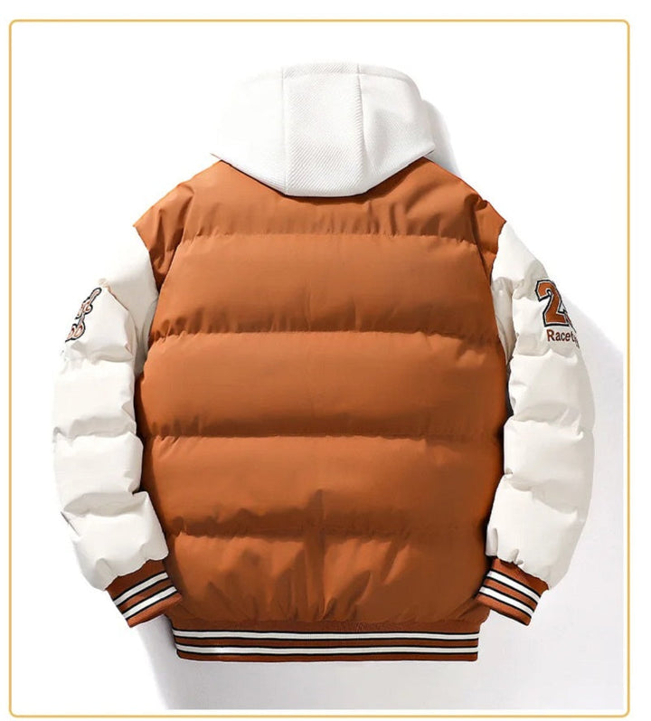 Model draagt een sportieve heren winterjas met capuchon, comfortabel en trendy. Perfect voor dagelijkse winterkleding.