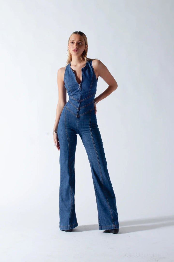 Dames mouwloze jumpsuit Chelsea met nauwsluitende pasvorm en flared pijpen; perfect voor een stijlvolle retro look.