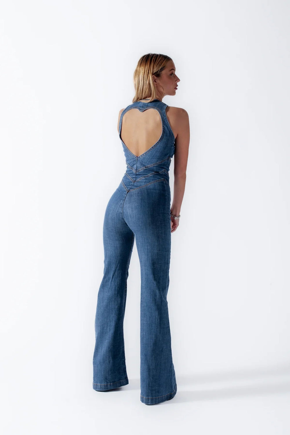 Elegante dames jumpsuit, mouwloos en nauwsluitend, met wijde flared pijpen; ideaal voor feestjes of zomerse avonden.