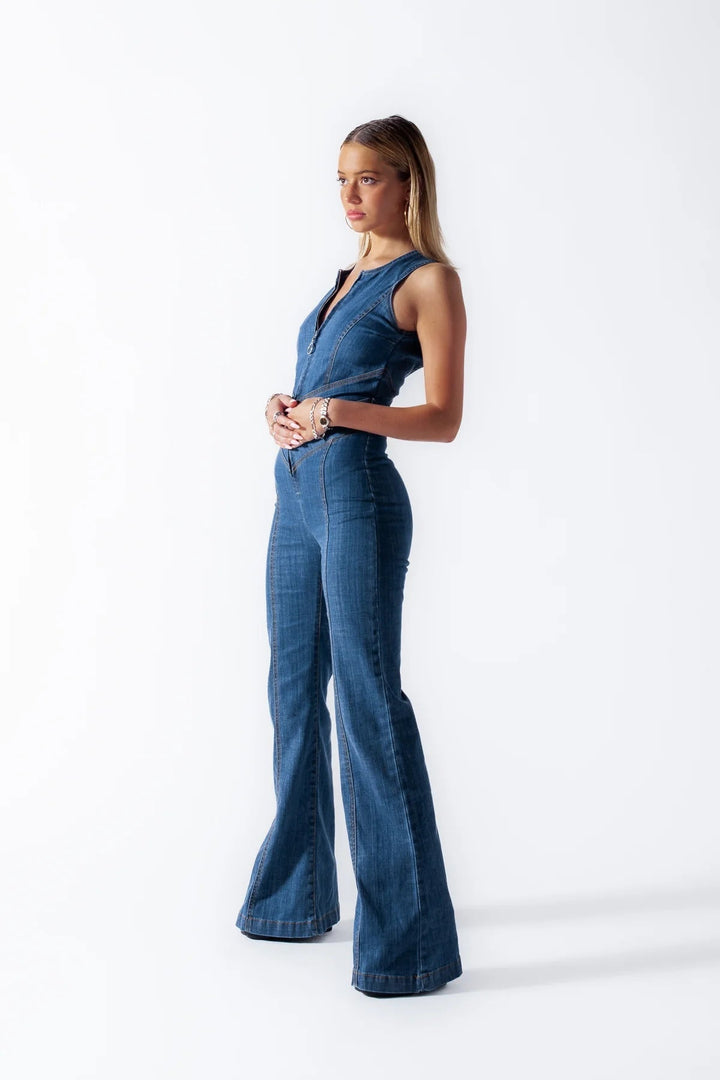 Stijlvolle nauwsluitende dames jumpsuit Chelsea, mouwloos met trendy flared pijpen voor een moderne vintage uitstraling.