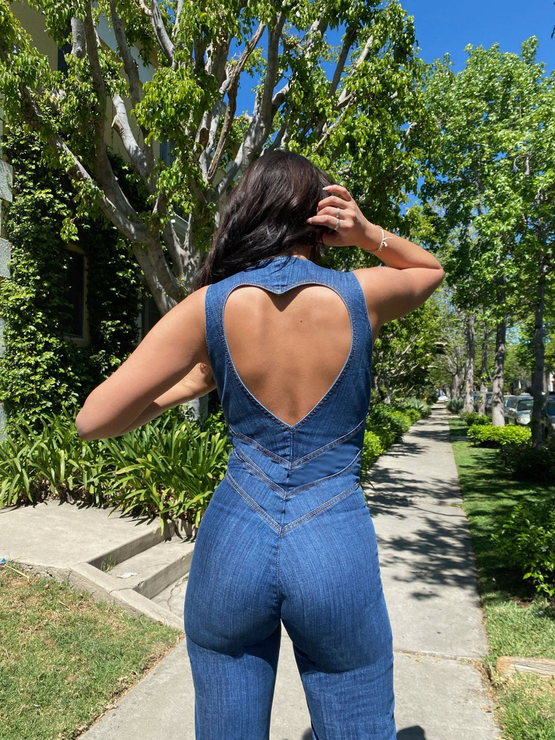Chique dames mouwloze jumpsuit met nauwsluitende top en elegante flared pijpen; perfecte avondkleding.