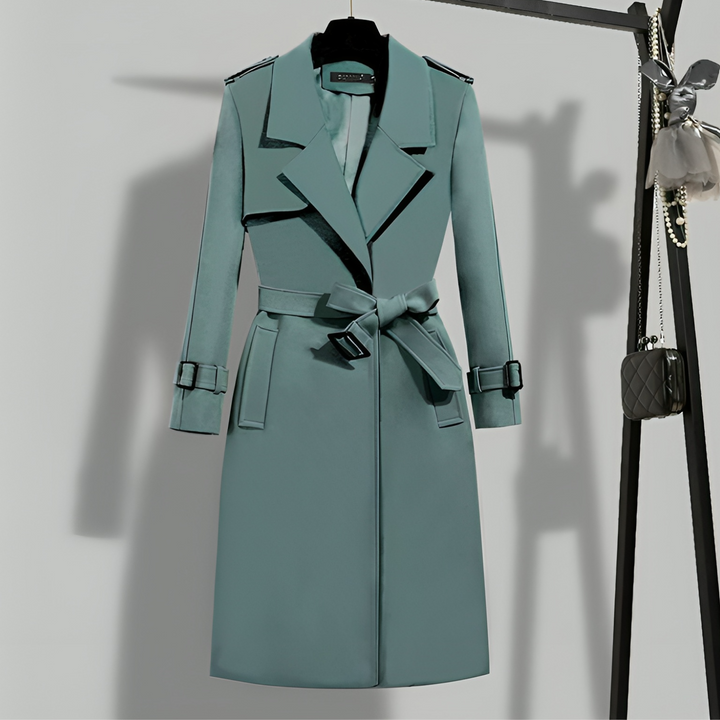 Modieuze zwarte lange dames trenchcoat, ideaal voor voorjaar en najaar; combineert elegantie met comfort.