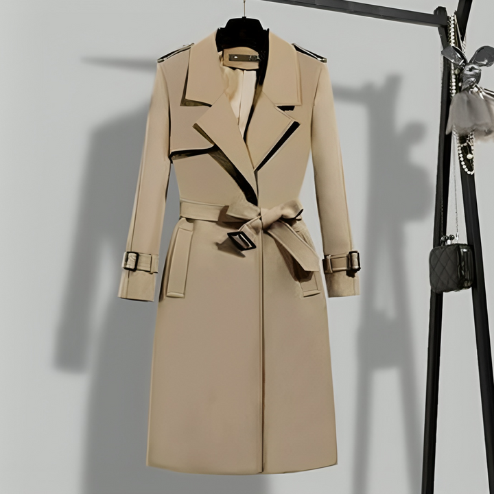 Tijdloze rode trenchcoat voor dames; lange slanke pasvorm en elegante uitstraling voor elke gelegenheid.