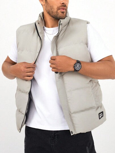Comfortabel gewatteerd herengilet in beige met praktische ritssluiting. Veelzijdige heren bodywarmer voor lente en herfst.