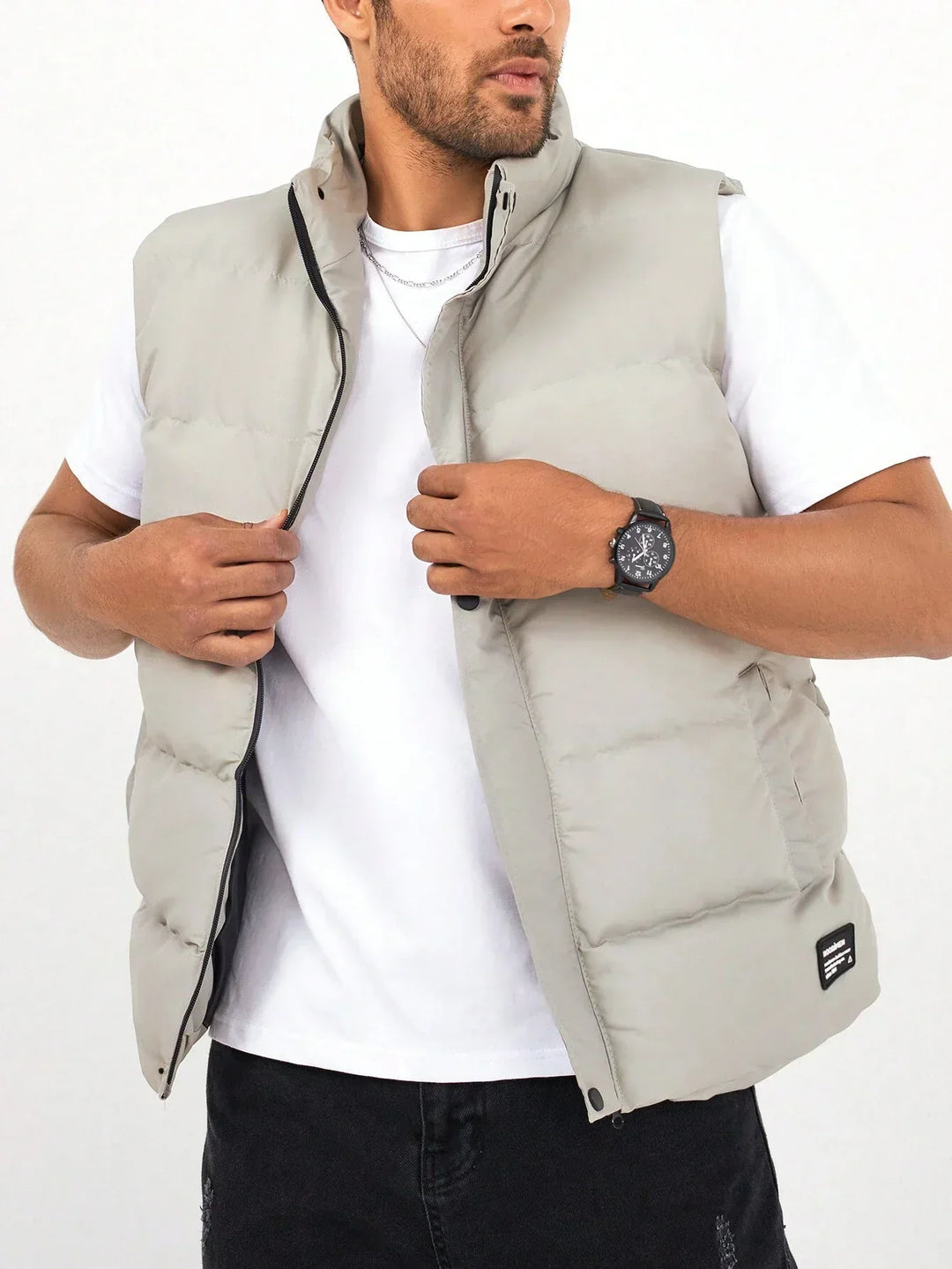 Stijlvol beige gewatteerd herengilet met ritssluiting, ideaal voor een comfortabele casual lente- of herfstlook.