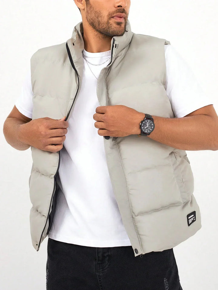 Stijlvol beige gewatteerd herengilet met ritssluiting, ideaal voor een comfortabele casual lente- of herfstlook.