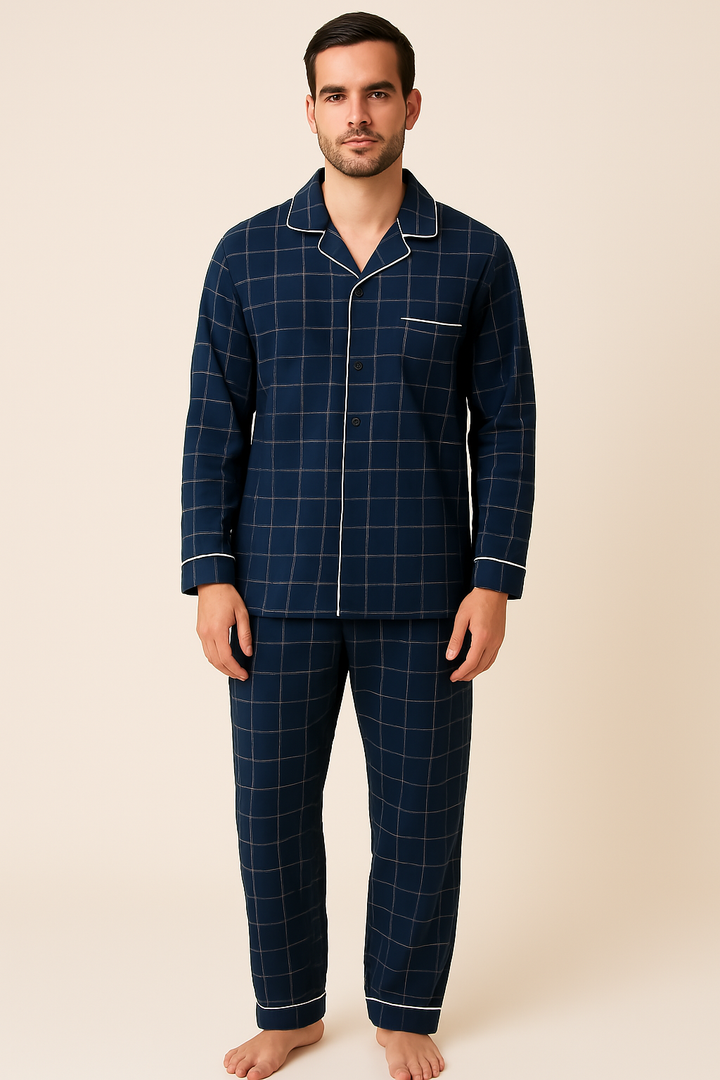 Heren pyjamaset met overhemd en lange broek, voorzien van functionele knoopsluiting voor gemak.