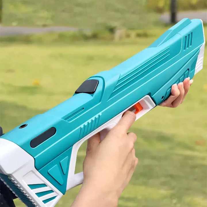 Kind speelt met elektrisch waterpistool; perfect voor zomerse watergevechten en buitenspeelplezier.