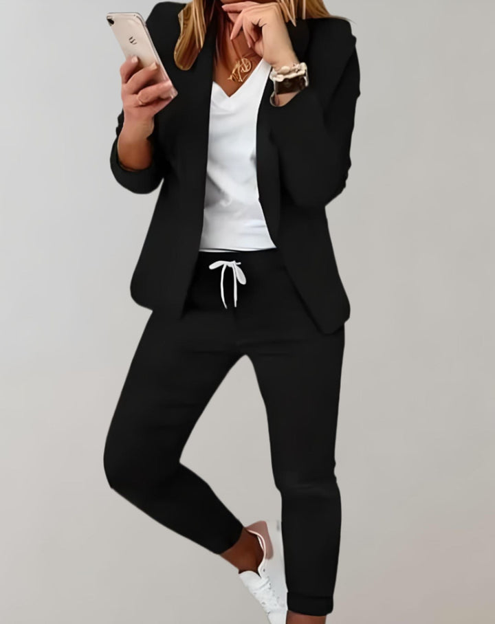 Stijlvolle dames tweedelige set: een elegante blazer en comfortabele broek, ideaal voor kantoor of events.