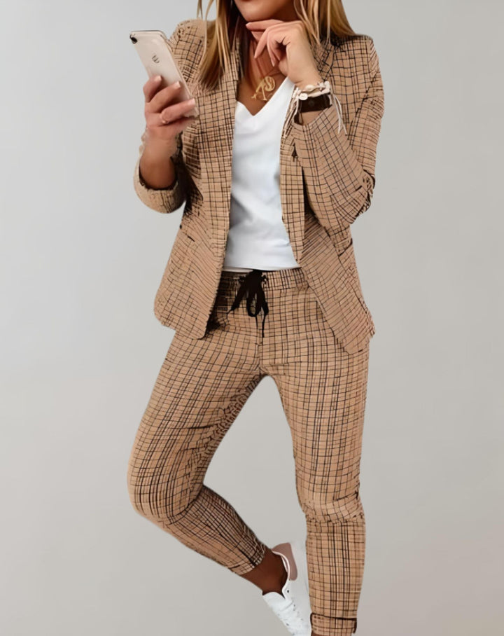 Modieuze effen dames blazer en broek set, getailleerd en elegant; een veelzijdig damespak voor elke gelegenheid.