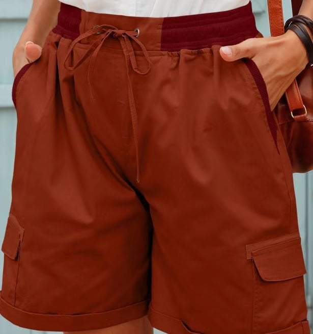 Actieve dames zomershorts met comfortabele pasvorm, perfect voor buitenactiviteiten of relaxte dagen.