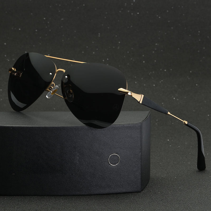 Stijlvolle unisex aviator zonnebril met zwarte gepolariseerde lenzen en elegante gouden metalen accenten, UV400 bescherming.