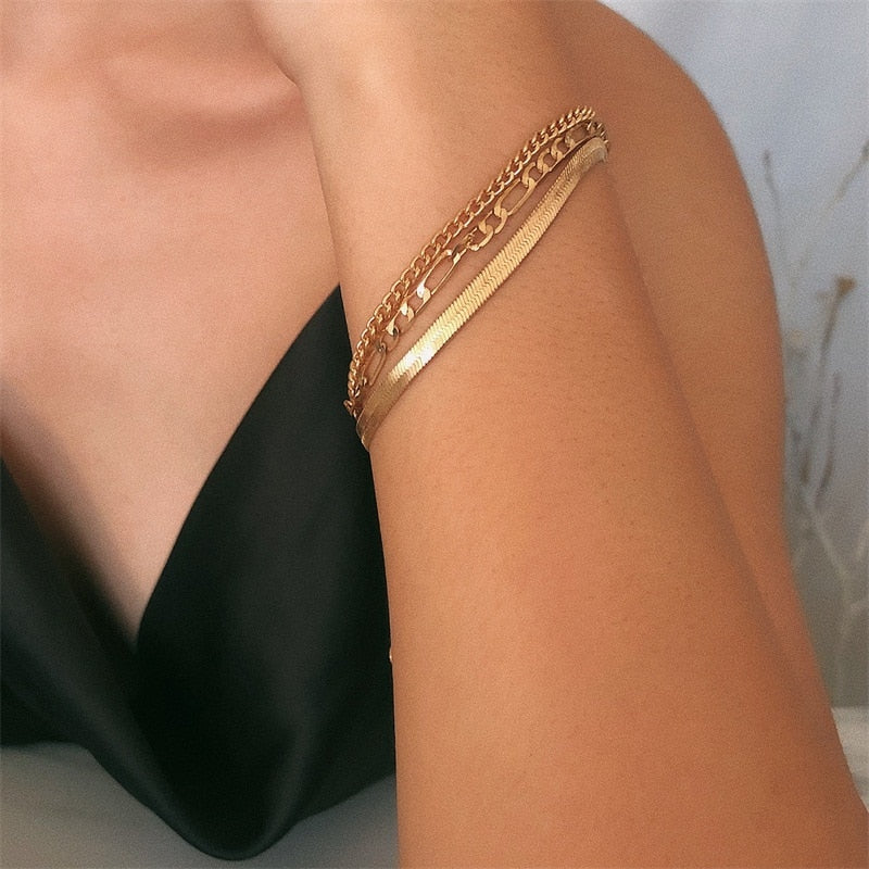 Vergulde 3-delige dames armbandenset, subtiel design. Elegante gouden sieraden voor een stijlvolle look.