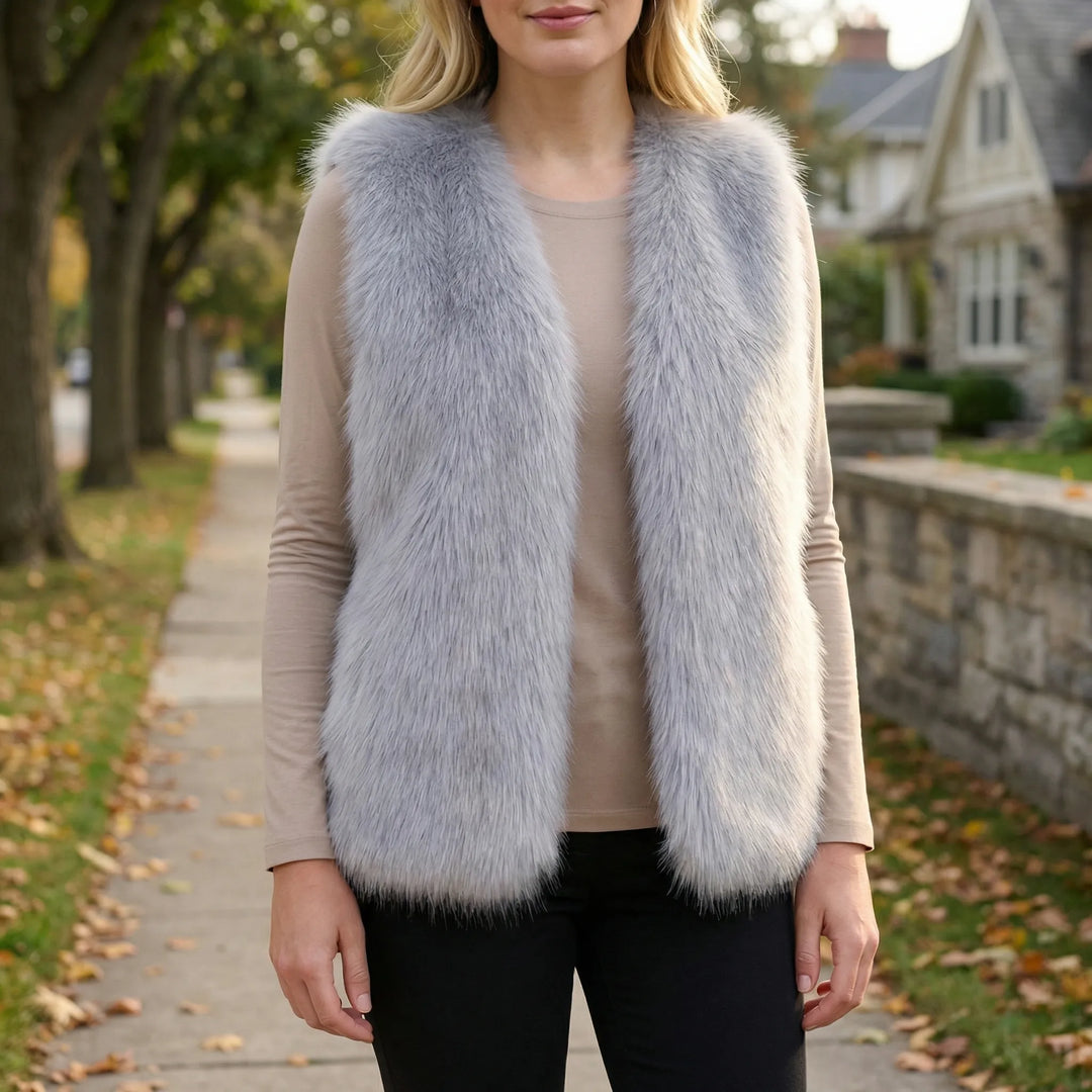 Elegant dames gilet Tahlia mouwloos met luxe bontlook, perfect voor stijlvolle herfst- en wintermode.