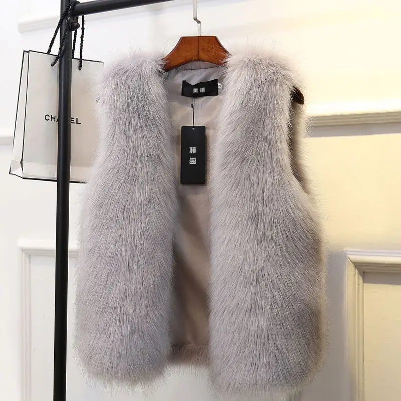 Mouwloos dames vest Tahlia, warm en comfortabel met stijlvolle bontlook, ideaal voor herfstmode.