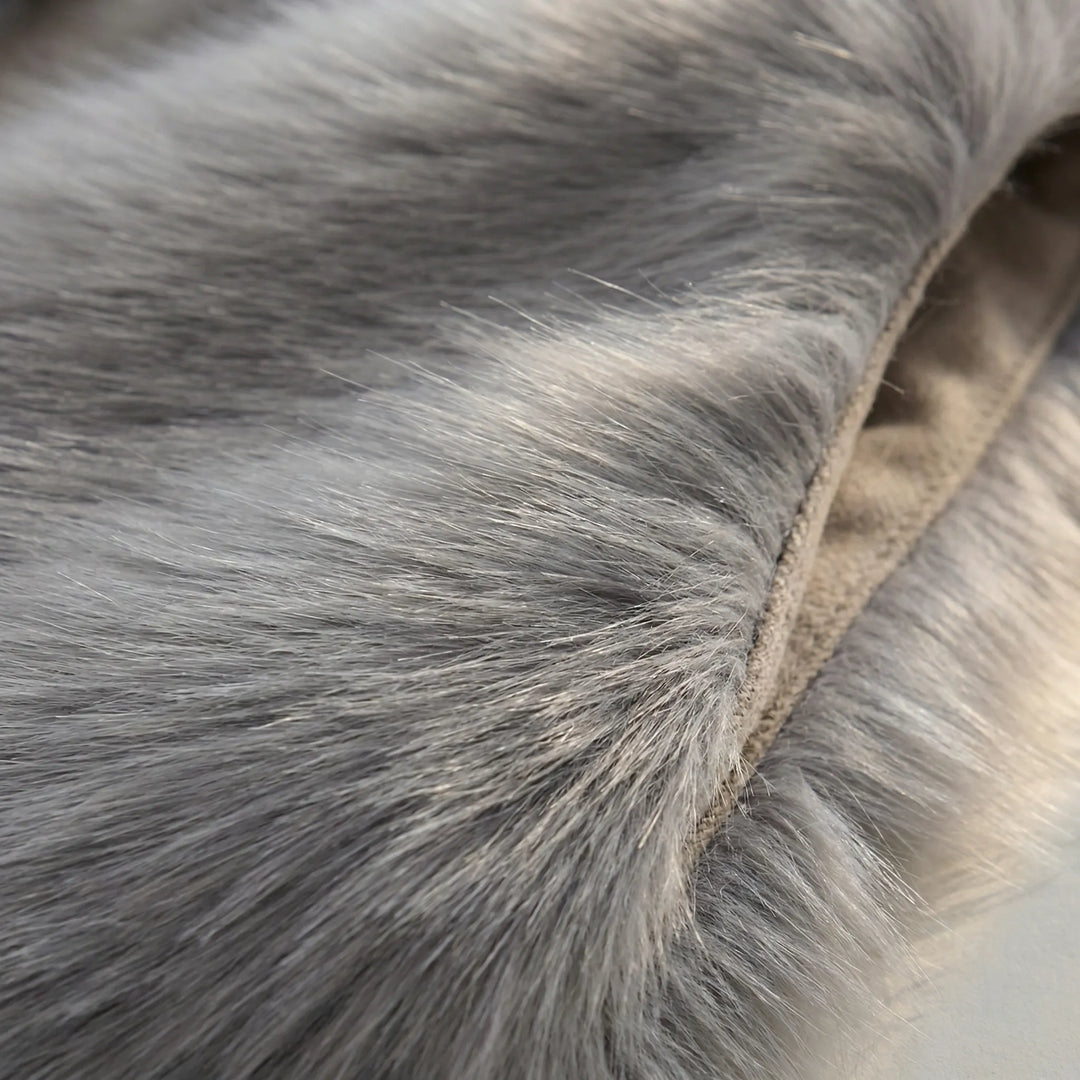 Stijlvol Tahlia dames gilet mouwloos met zachte bontlook, een veelzijdig kledingstuk voor elegante winteroutfits.
