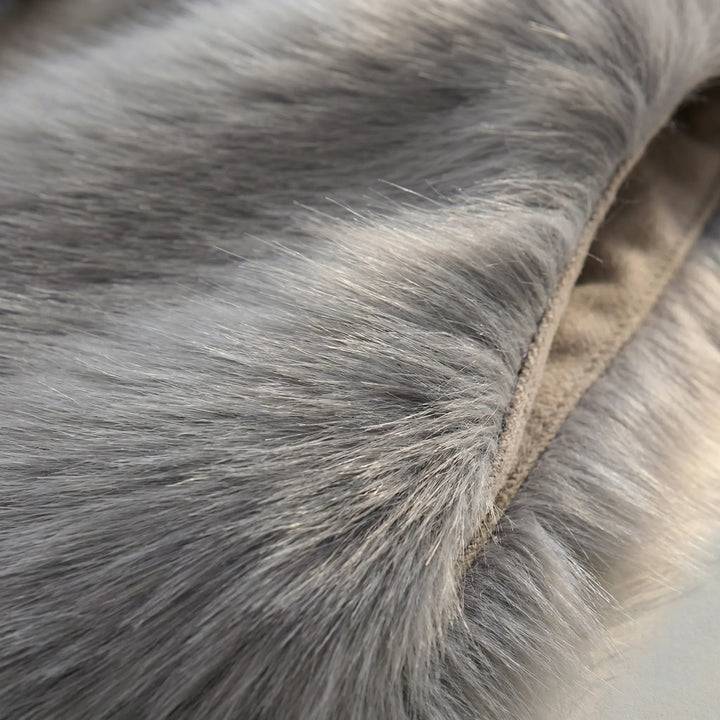 Stijlvol Tahlia dames gilet mouwloos met zachte bontlook, een veelzijdig kledingstuk voor elegante winteroutfits.
