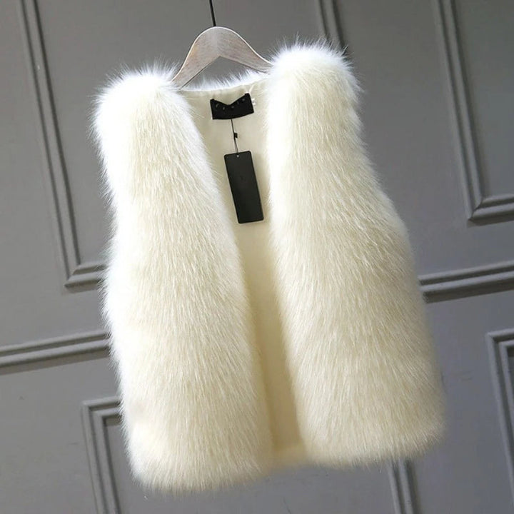 Zacht dames mouwloos gilet, Tahlia model, met luxe bontlook voor een elegante wintermode.