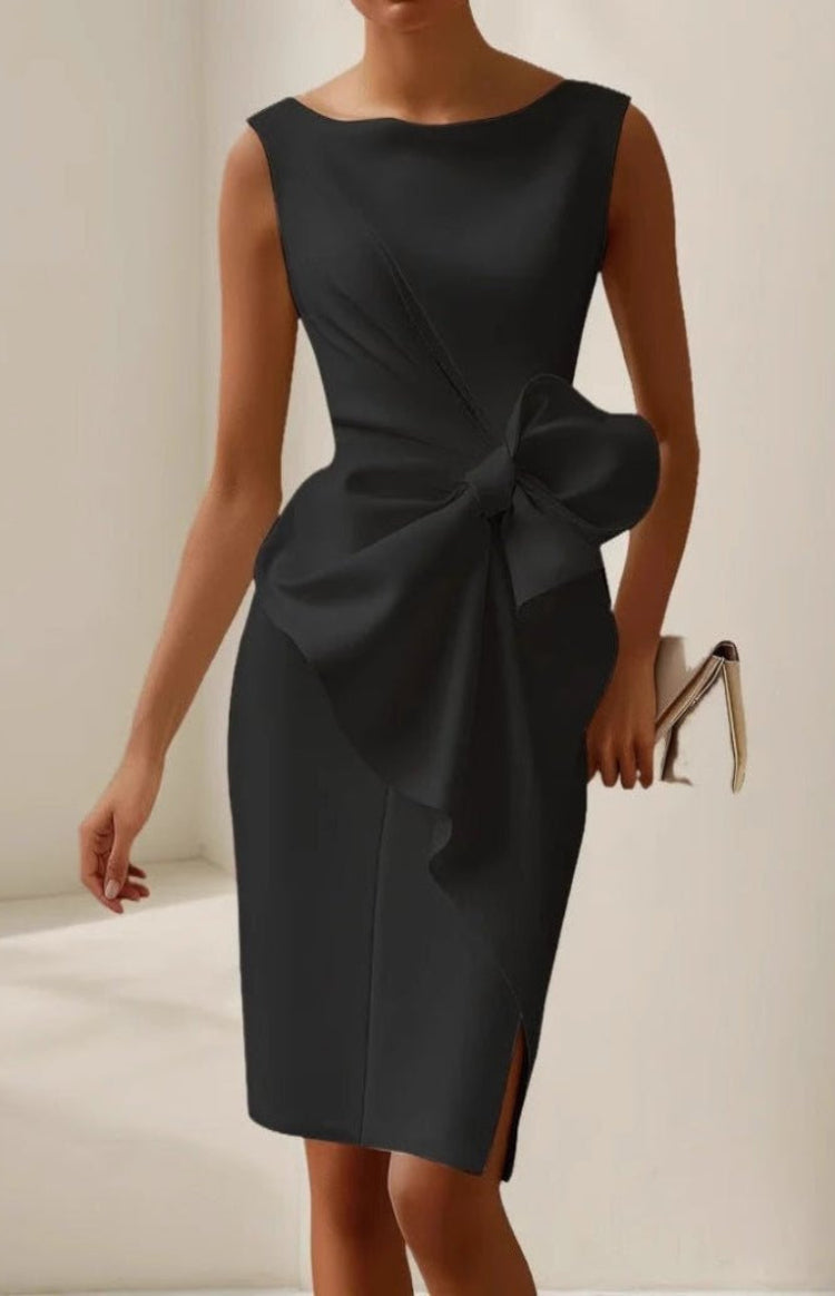Chique getailleerde damesjurk met strikdetail. Ideaal als elegante cocktailjurk of formele kleding.