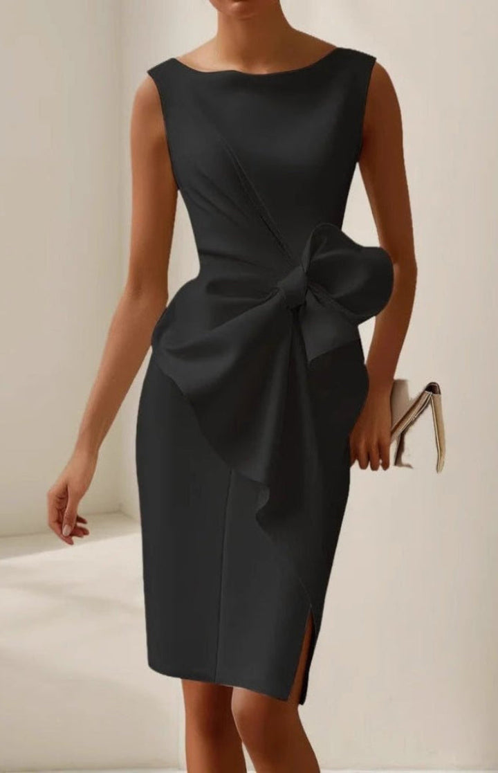 Chique getailleerde damesjurk met strikdetail. Ideaal als elegante cocktailjurk of formele kleding.