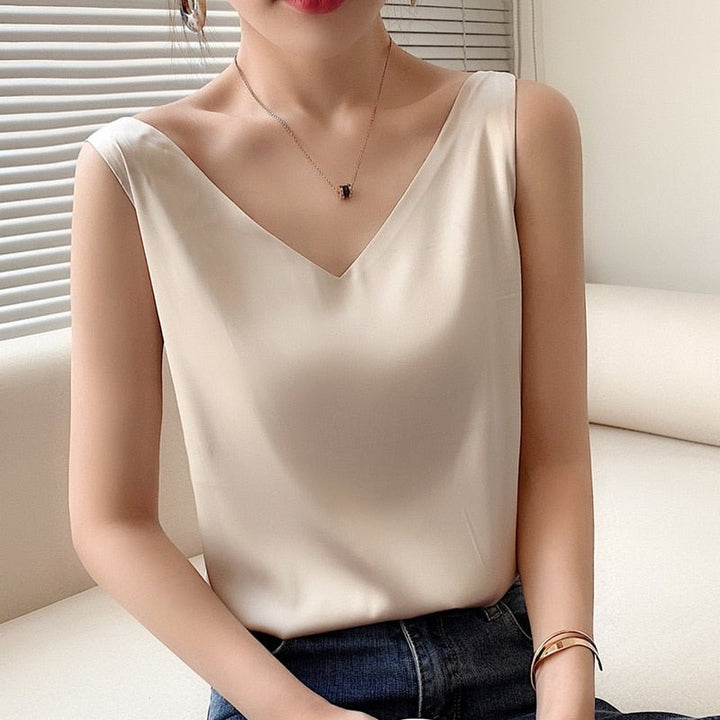 Stijlvolle Abigail dames top met diepe V-hals en mouwloos design. Een elegante en zomerse instap top.