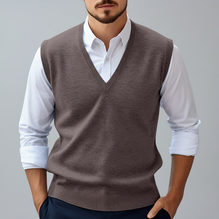 Lichtgewicht heren katoenen gilet, mouwloos gebreid, voegt moeiteloos stijl en warmte toe aan elke outfit.