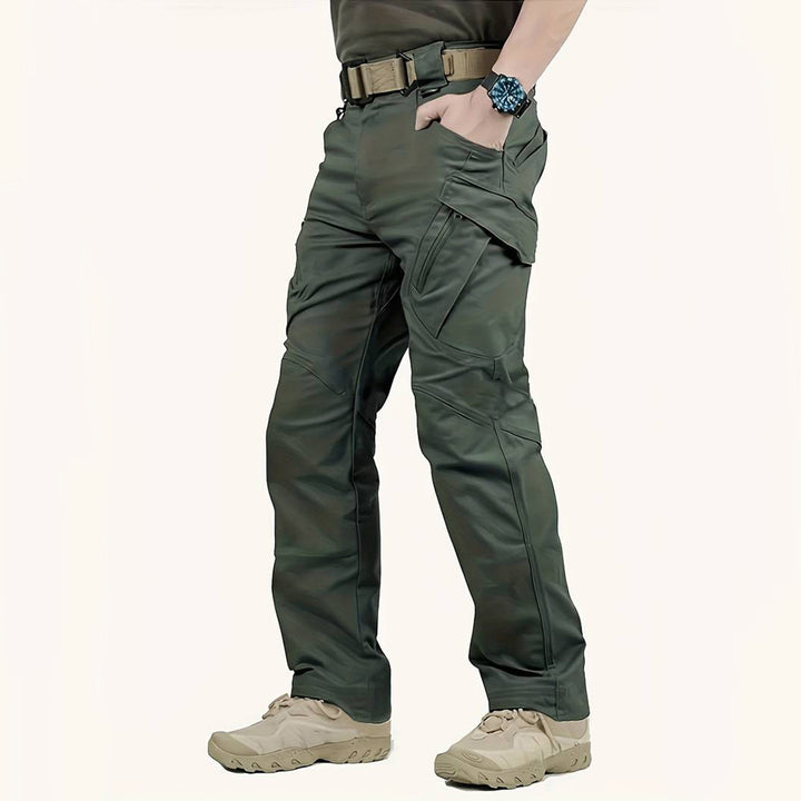 Praktische heren werkbroek of casualbroek met meerdere functionele zakken en comfortabele stretch.