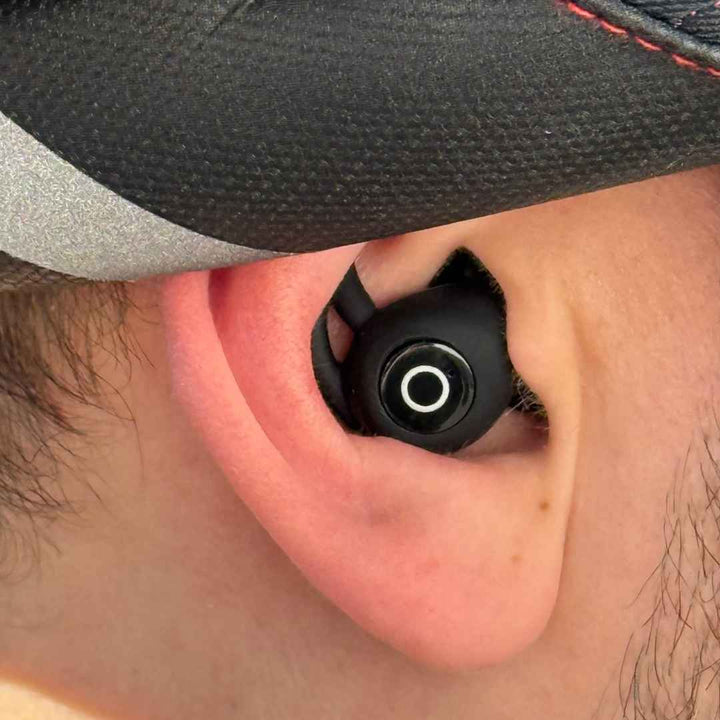 Compacte Bluetooth motor oordopjes, comfortabel voor in de helm, ideaal voor handsfree communicatie.