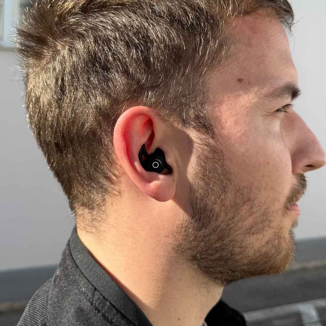 Deze motor oordopjes passen perfect onder de helm, bieden draadloze audio en een microfoon.