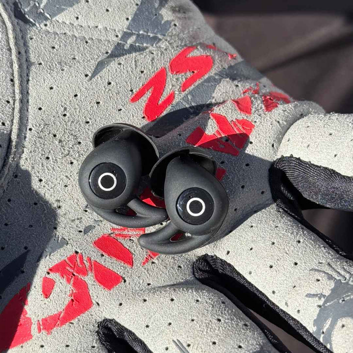Veelzijdige draadloze oordopjes voor motor, sport of reizen, met Bluetooth en ingebouwde microfoon.
