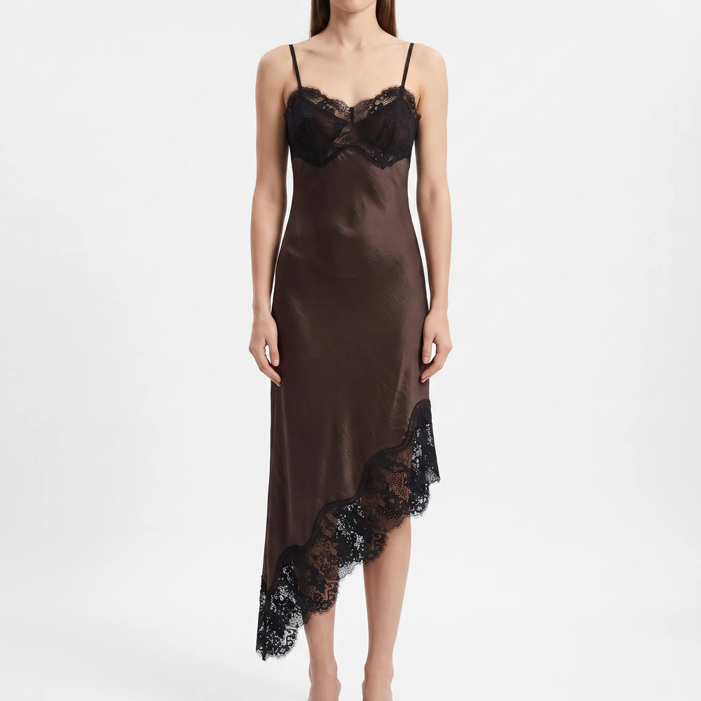 Stijlvolle groene dames midi-slipdress met asymmetrische zoom, ideaal als feestjurk of casual chic avondkleding.
