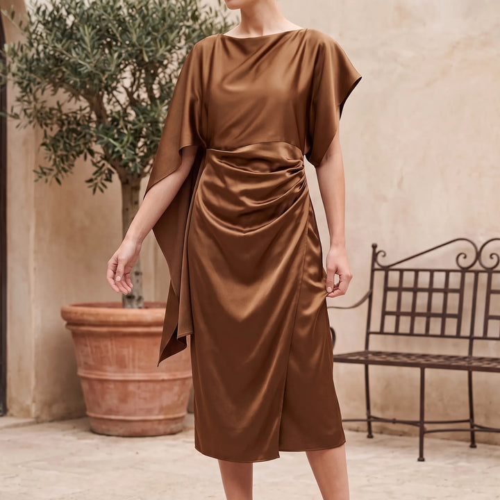 Elegante bronzen dames asymmetrische midi jurk, perfect voor een stijlvolle avondlook of feest.
