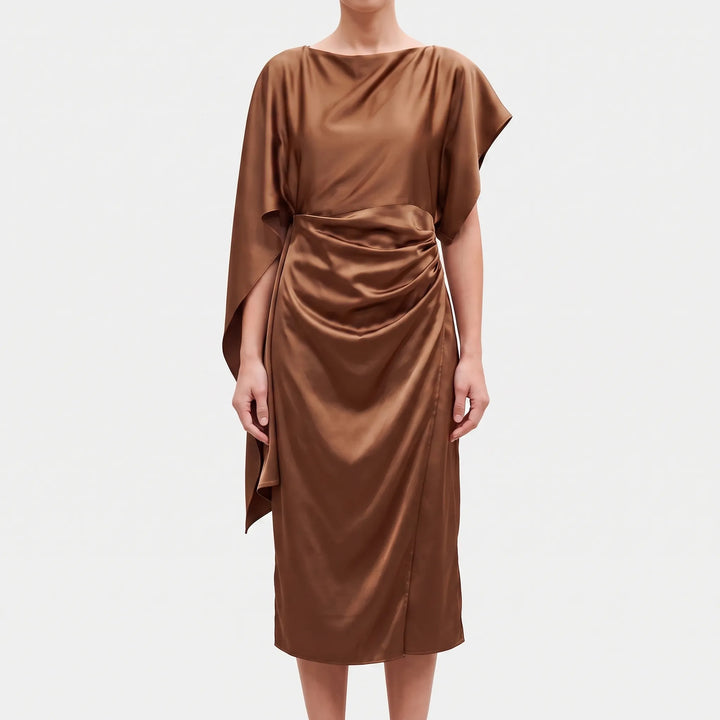Trendy asymmetrische midi jurk voor dames, ideaal als feestjurk of modieuze zomerjurk met unieke snit.