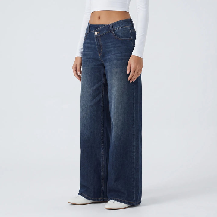 Modieuze dames wijde jeans met hoge taille en opvallende asymmetrische knoopsluiting; trendy spijkerbroek.