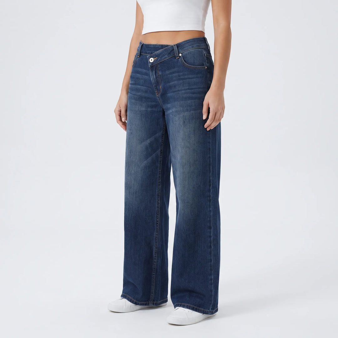 Detail van asymmetrische knoopsluiting op een dames wijde jeans met hoge taille; unieke spijkerbroek.