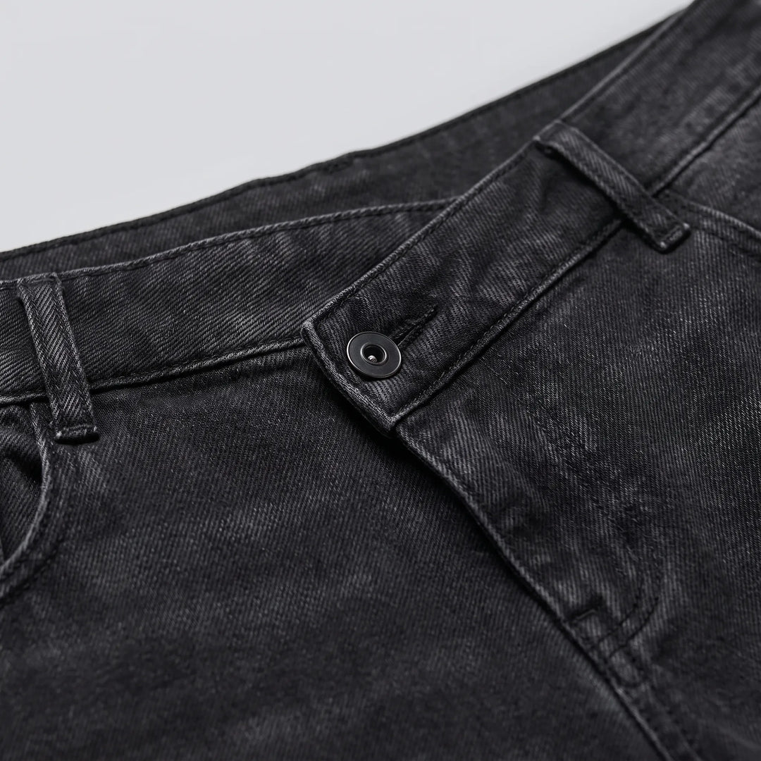 Model draagt stijlvolle dames wijde jeans met hoge taille, asymmetrisch design; trendy comfortabele pasvorm.