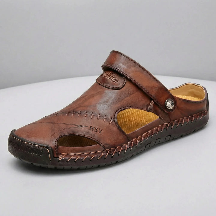 Close-up van de stevige Jake herensandalen met gesloten teen, toont ademend mesh en duurzaam ontwerp.
