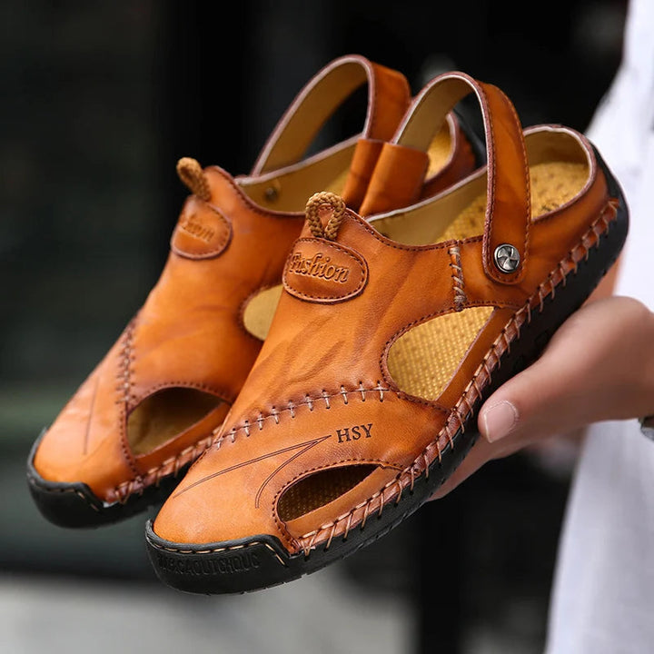 Antislip heren sandaal Jake met gesloten teen, biedt goede grip en ademend comfort voor wandelen.