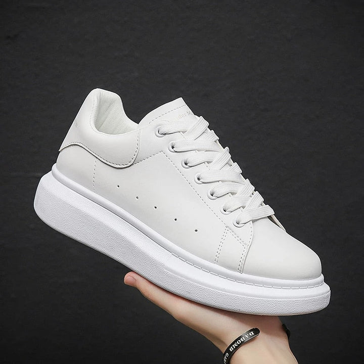 Comfortabele heren sneakers voor een urban look, witte en zwarte casual schoenen, ideaal voor dagelijks.