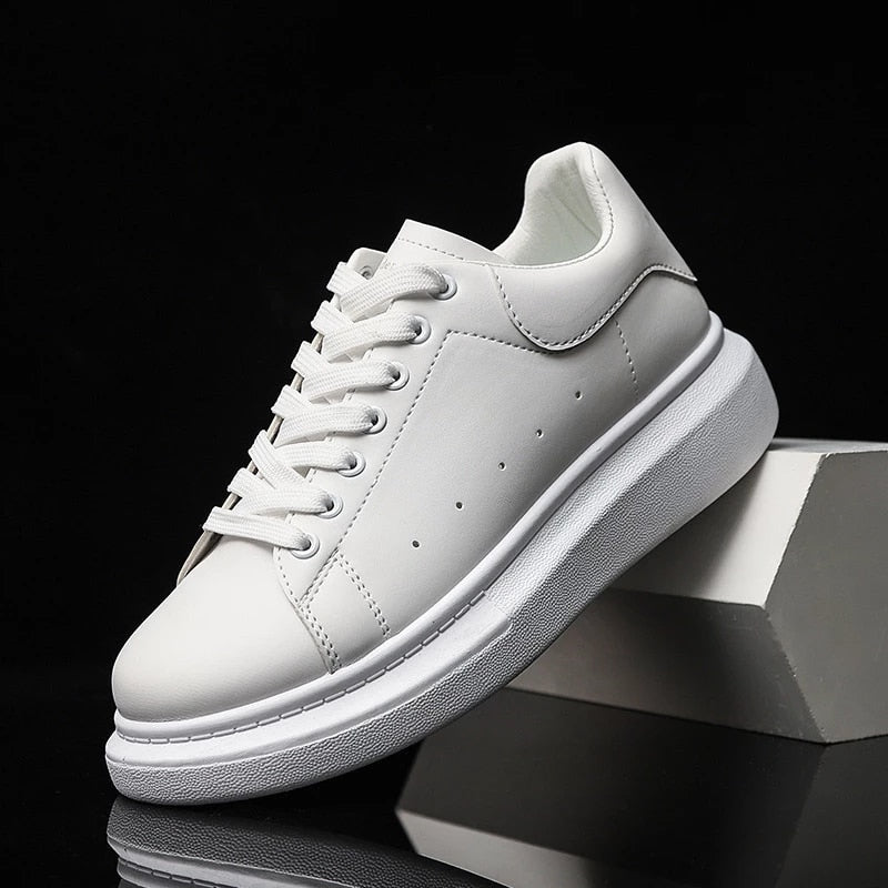 Detailfoto van modieuze heren urban sneaker, hoogwaardig wit en zwart materiaal, casual schoenen.