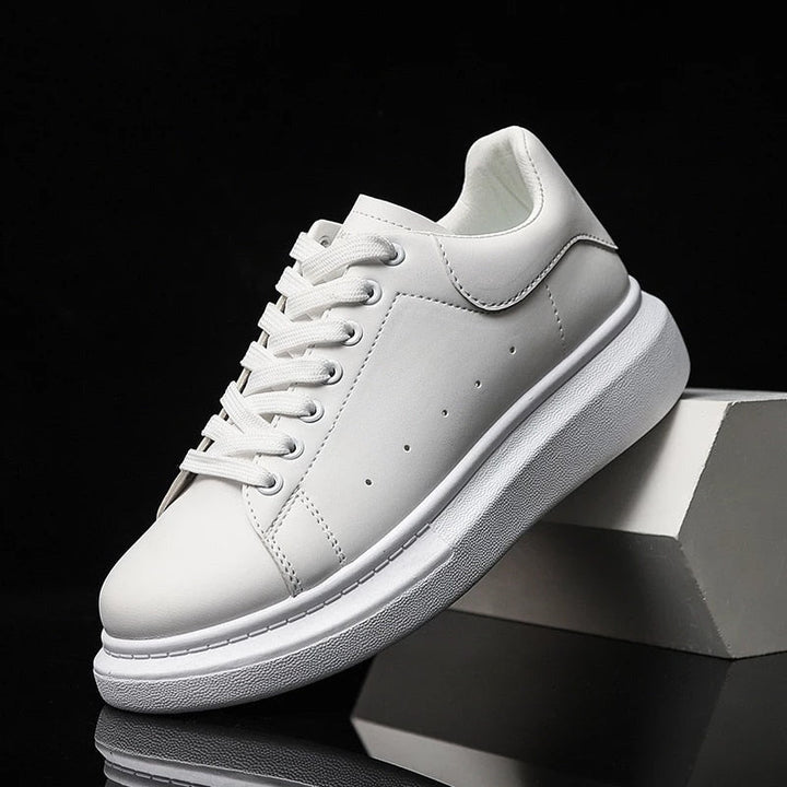 Detailfoto van modieuze heren urban sneaker, hoogwaardig wit en zwart materiaal, casual schoenen.