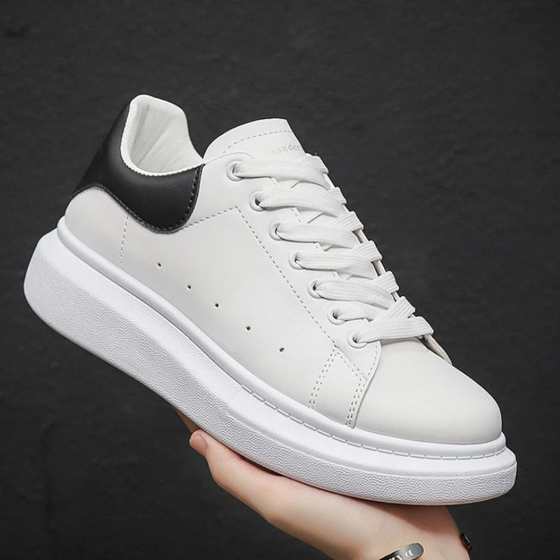 Achterkant van stijlvolle heren urban sneakers, wit en zwart, met comfortabele zool en subtiele branding.