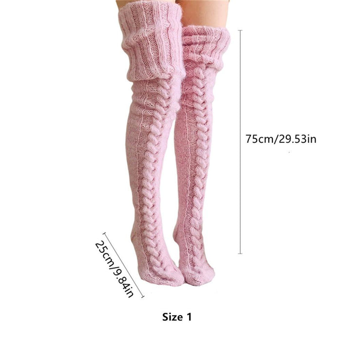 Comfortabele hoge wollen gebreide sokken voor dames. Heerlijke warme sokken voor de koude winter.